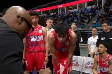 kaiyun-17+10+4帽！杜锋弃将再次爆发！碾压克里斯，把山东男篮打绝望了